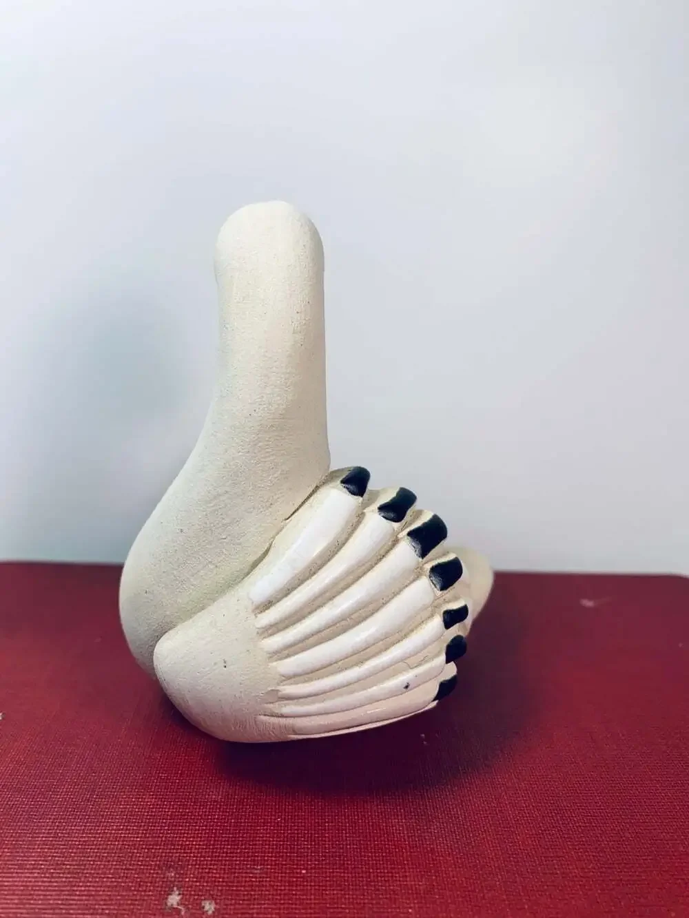 Swan figurine statue